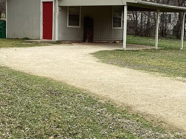 709 E Walnut St, Nocona, TX 76255