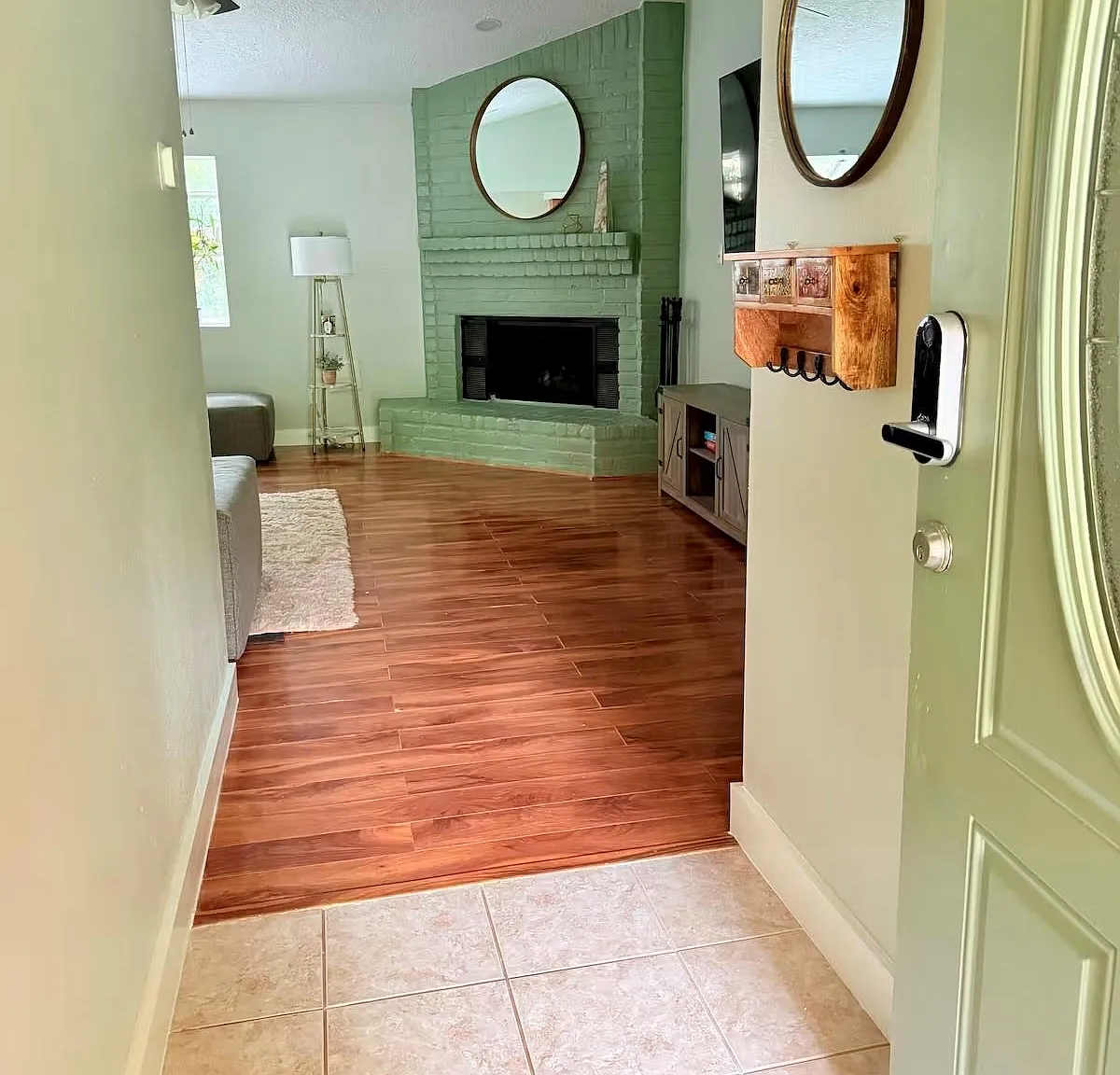 3 bed, 2.0 bath, 1360 sqft, $2,400 — Photo 3