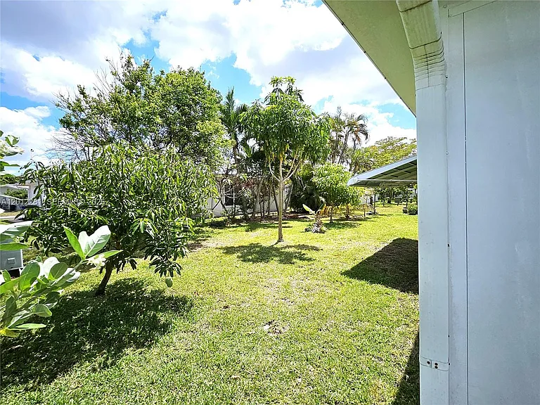 1040 NW 73rd Ter — Photo 7