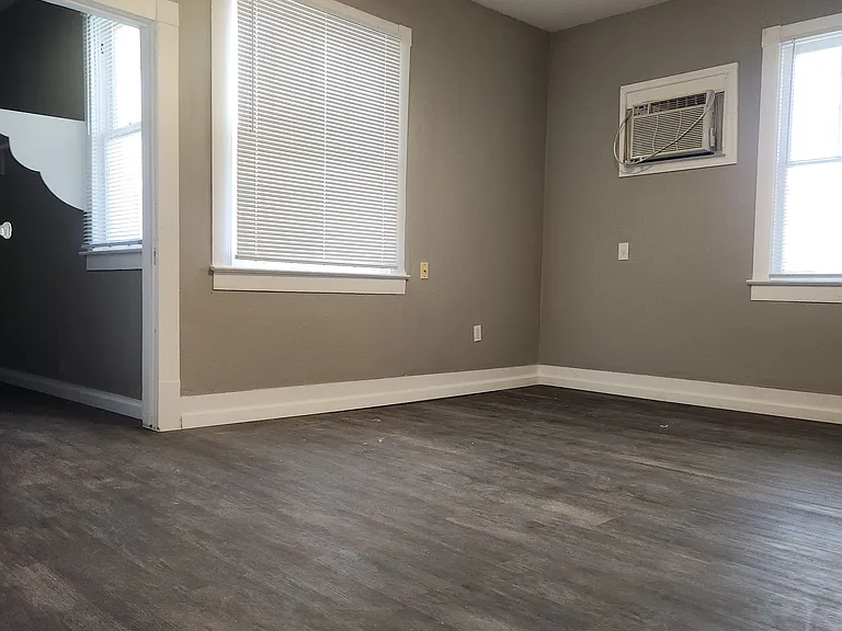 1027 W Mistletoe Ave — Photo 3