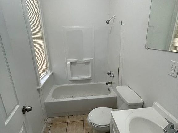 4th image of 4028A California Ave