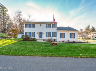 19 Crestwood Ln, Delmar, NY 12054