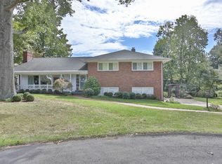 6 Pin Oak Ln, Windy Hills, KY 40207