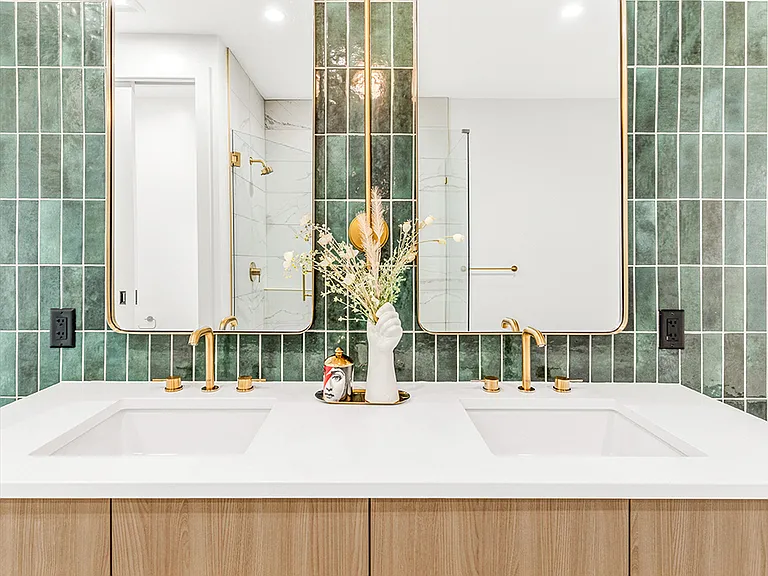 Dual sinks with gorgeous fixtures