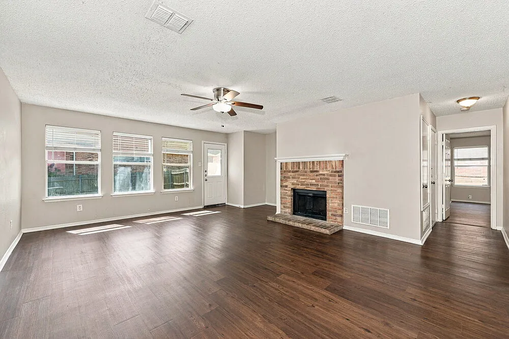 3 bed, 2.0 bath, 1778 sqft, $2,095 — Photo 3
