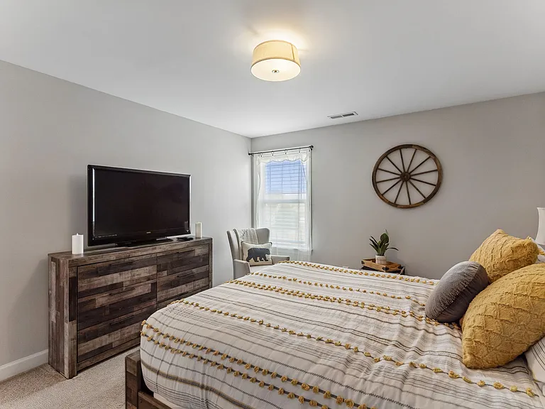1010 Vanguard Dr — Photo 35