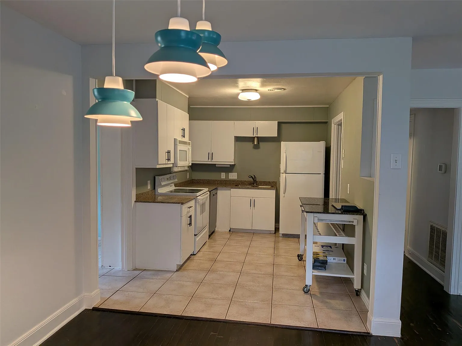 3 bed, 1.0 bath, 1308 sqft, $2,475 — Photo 3