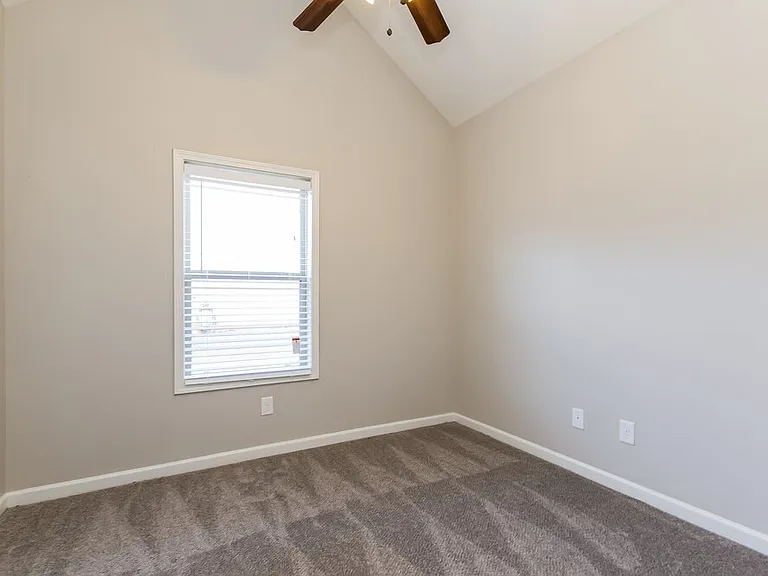 28 Rosen St — Photo 14