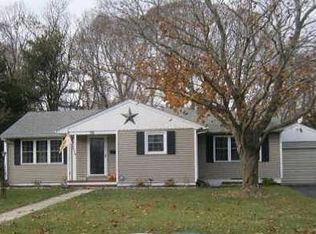 38 Meadow Ln, Riverhead, NY 11901