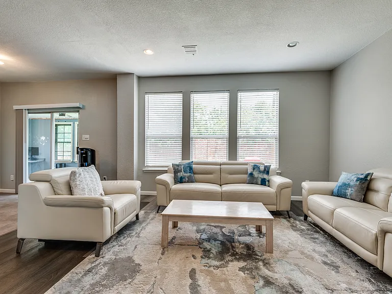 817 Pryor Dr — Photo 7
