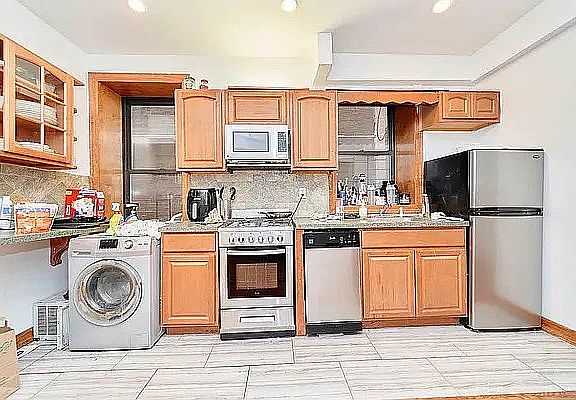 3rd image of 171 E 81st St #2K