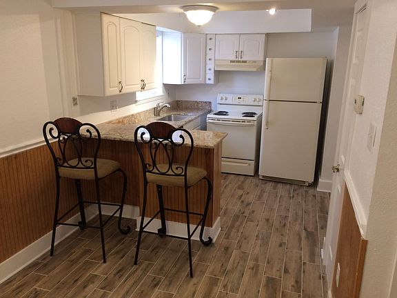 Kitchen and Dining Counter w. Granite Countertops