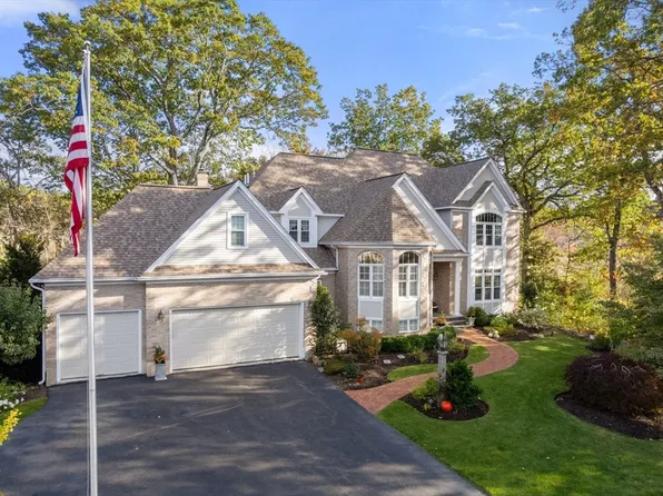 21 Harvest Moon Dr, Natick, MA 01760