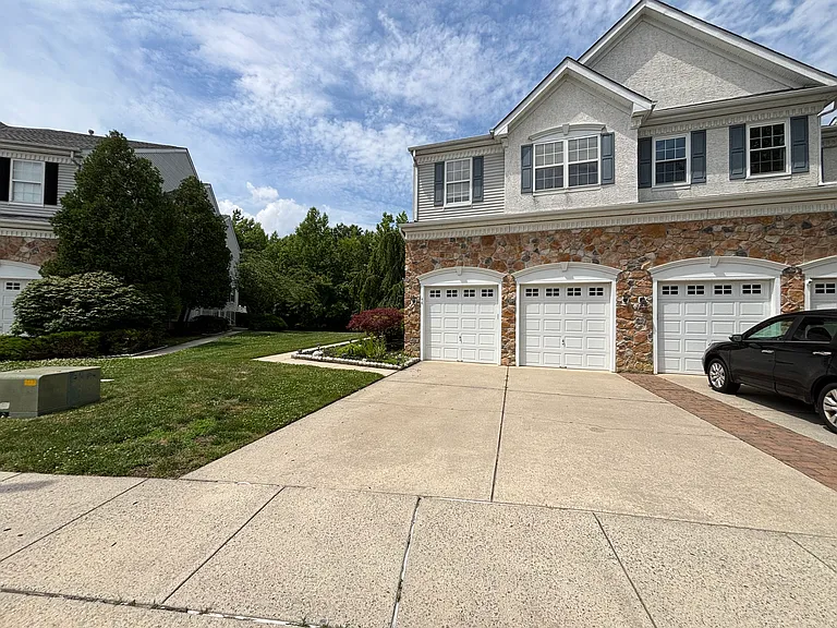 48 Weaver Dr #48 — Photo 1