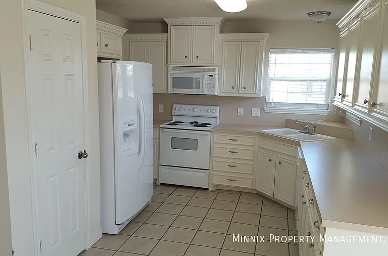 1002 Oshkosh Ave — Photo 14