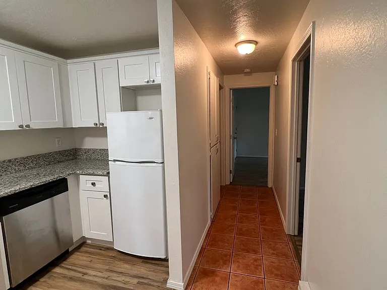 3930 Lake Grove Ave #1C — Photo 6