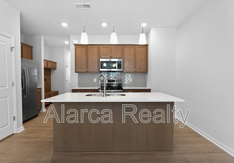 2962 Sloan Dr — Photo 4