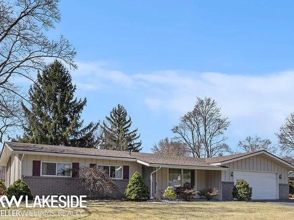 8996 Carriage Hill Dr, Shelby Township, MI 48317