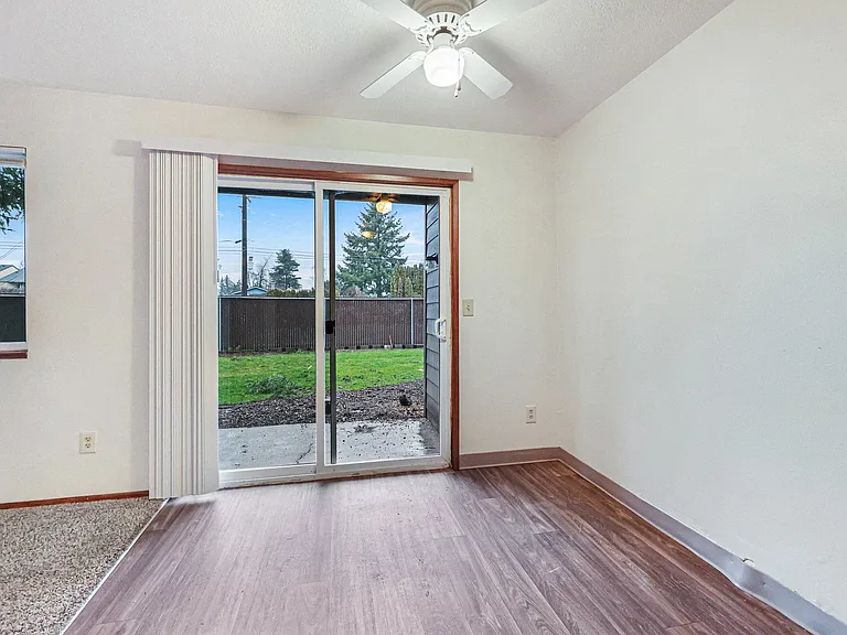 Applegate Apartments — Photo 19