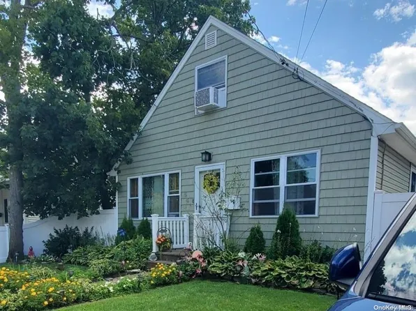 54 Richard Avenue, Islip Terrace, NY 11752