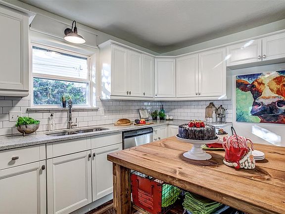 3rd image of 1608 W Lavender Ln