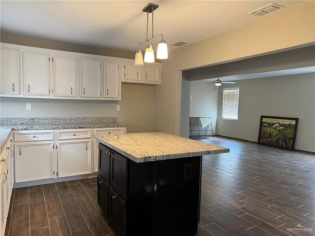 3 bed, 3.0 bath, 2032 sqft, $1,700 — Photo 3