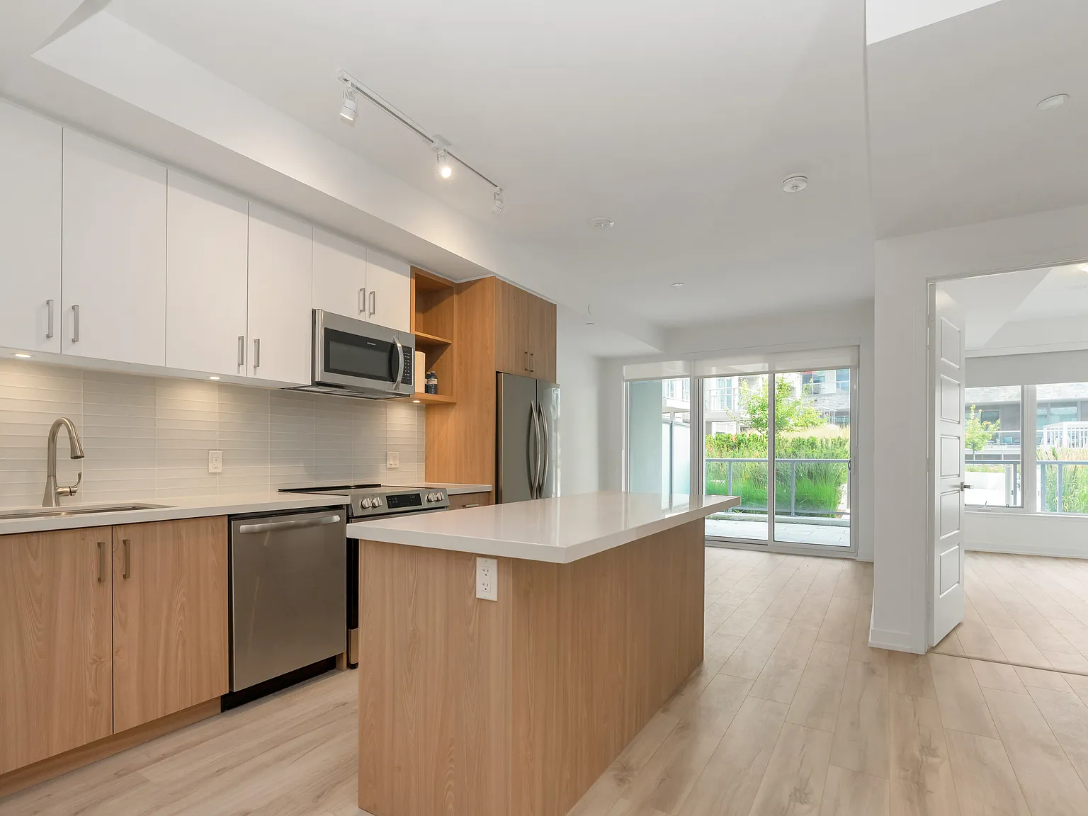 333 Sunseeker Ave, Innisfil, ON L9S 0R6, Canada — Photo 1