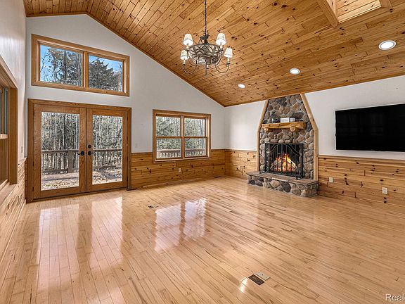 3rd image of 2446 Spayde Rd
