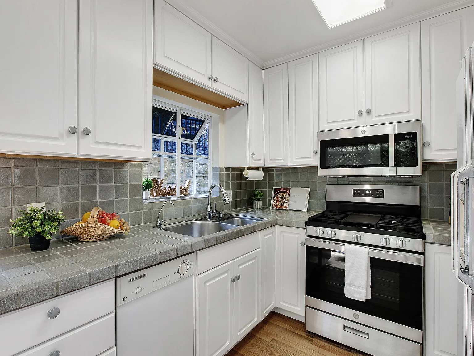 3 bed, 1600 sqft, $4,000 — Photo 4