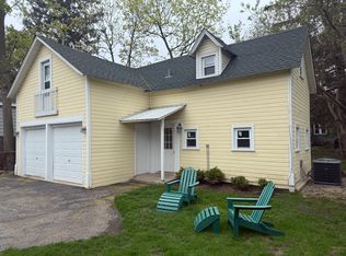 692 Cherry Ave #B, Lake Forest, IL 60045