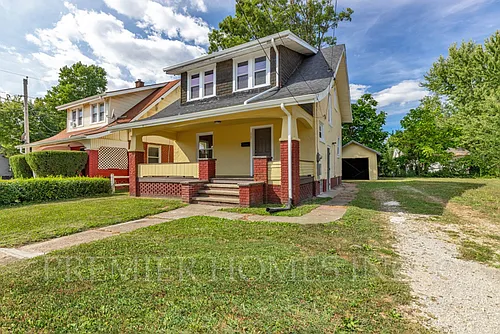 2207 4th St NE Photo 1