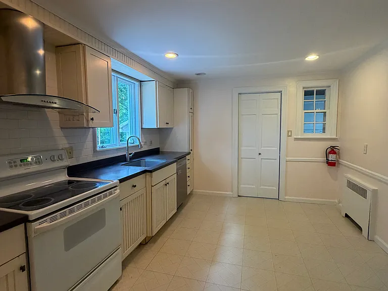 324 E Cedar St — Photo 6