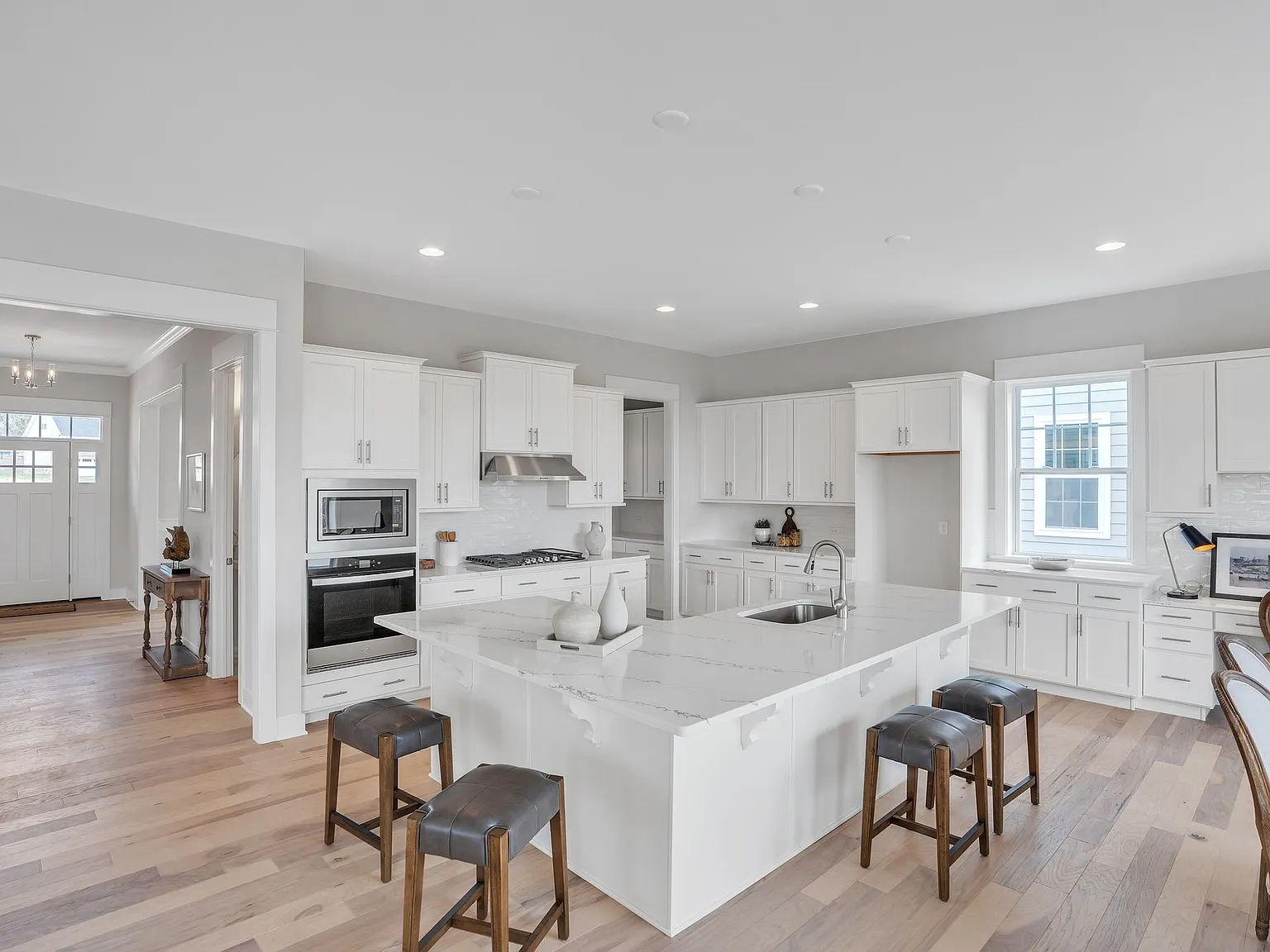 5 bed, 4.5 bath, 4000 sqft, $8,500 — Photo 4