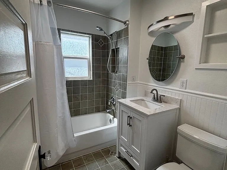 1117 W 31st St — Photo 14