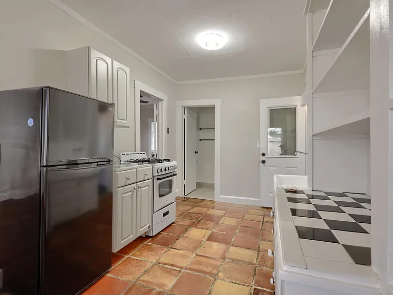 711 Penn St #B — Photo 6