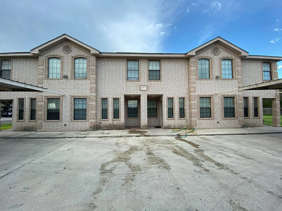1502 W Kiwi Ave