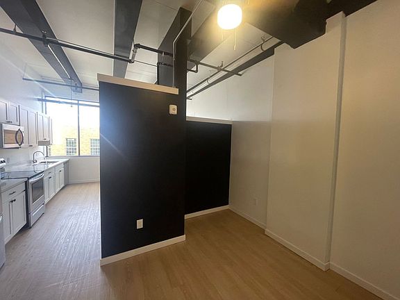 5th image of 2300 10th Ave #202