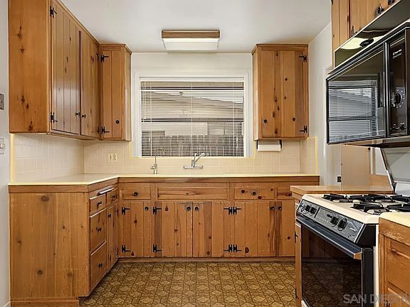 5th image of 5641 Barclay Ave