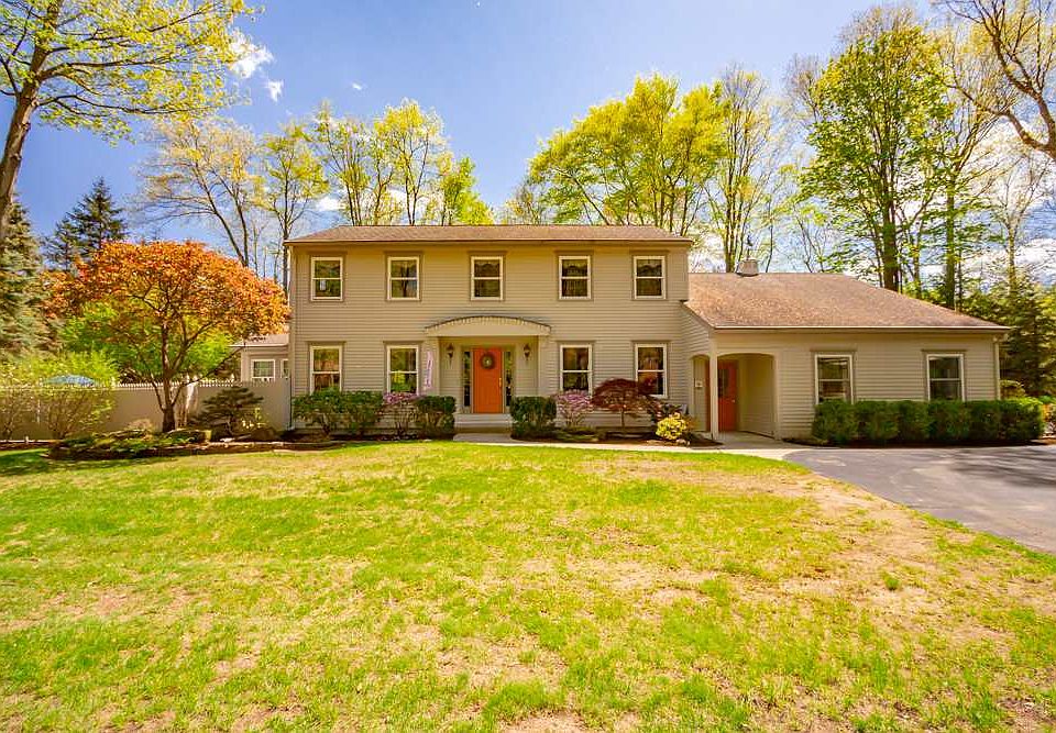 1st image of 10 Applewood Dr