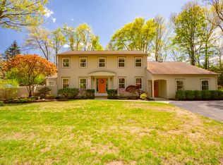 10 Applewood Dr, Rexford, NY 12148