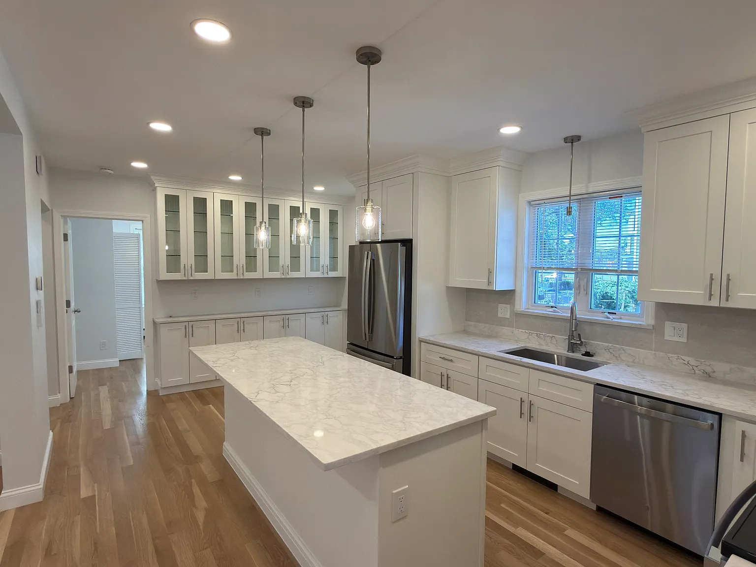 2 bed, 1000 sqft, $3,000 — Photo 3