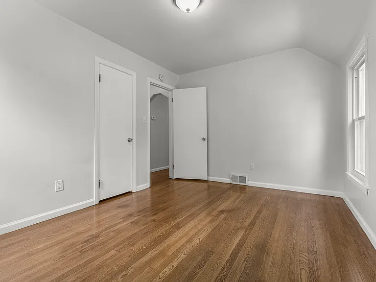 21311 Outer Dr — Photo 15
