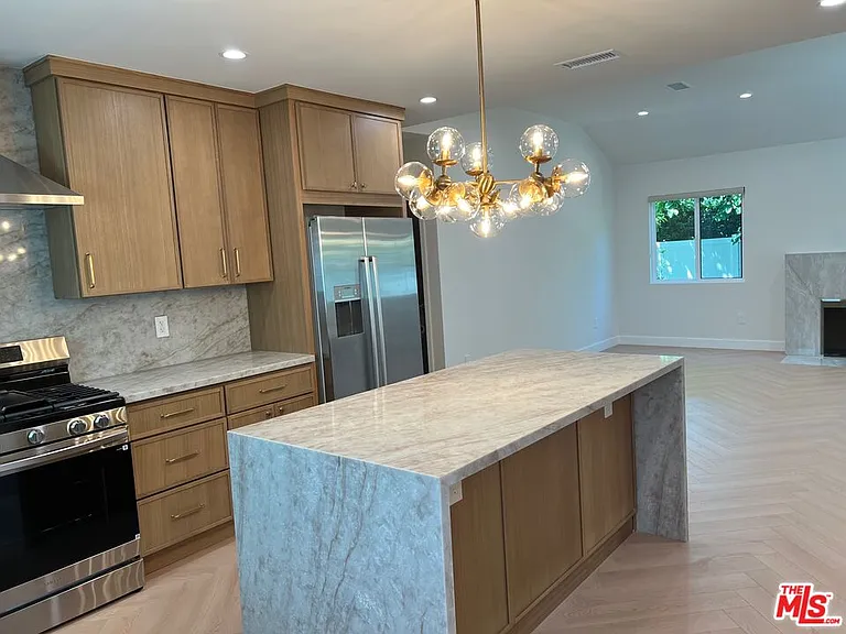 13338 Magnolia Blvd — Photo 16