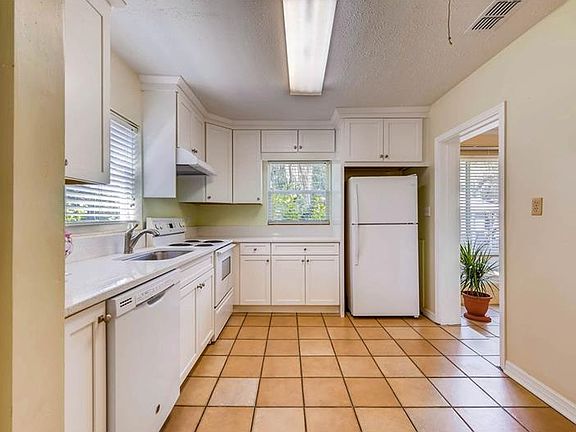 3rd image of 946 N Thornton Ave