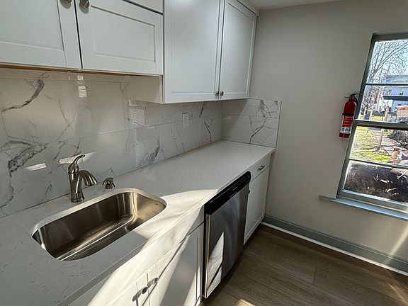 2nd image of 558 Walnut St