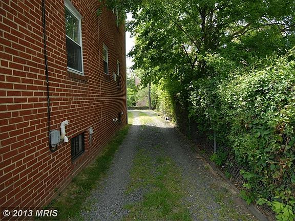 3rd image of 1204 N Oak St