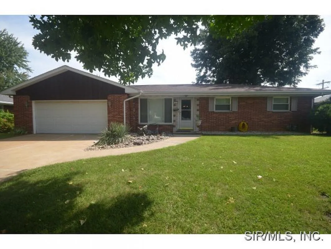 8 Chaucer Dr photo 1