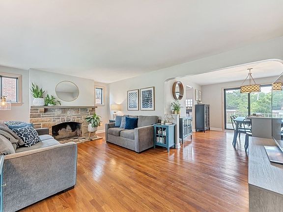 3rd image of 1090 Thornwood Dr