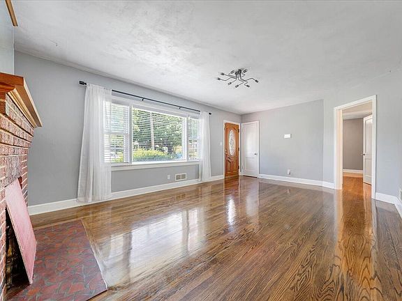 5th image of 2728 Cedarhurst Ave NW