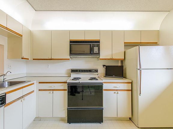 5th image of 15144 Ashland St APT 280